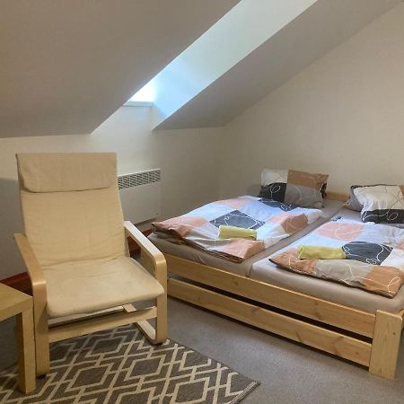 Апартаменти Apartman Restaurace Praha Єтршиховіце Екстер'єр фото